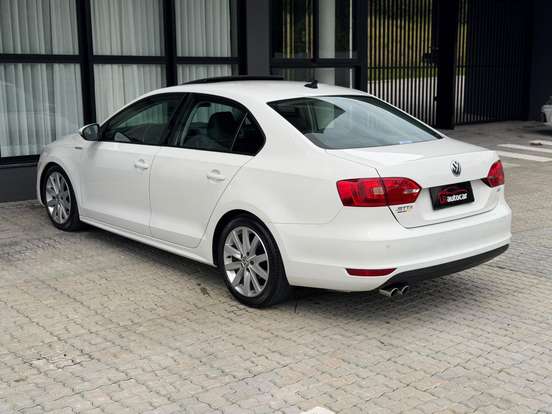 VOLKSWAGEN-JETTA-2.0 COMFORTLINE FLEX 4P TIPTRONIC VOLKSWAGEN-JETTA-2013