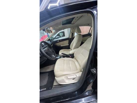 VOLKSWAGEN-JETTA-2011
