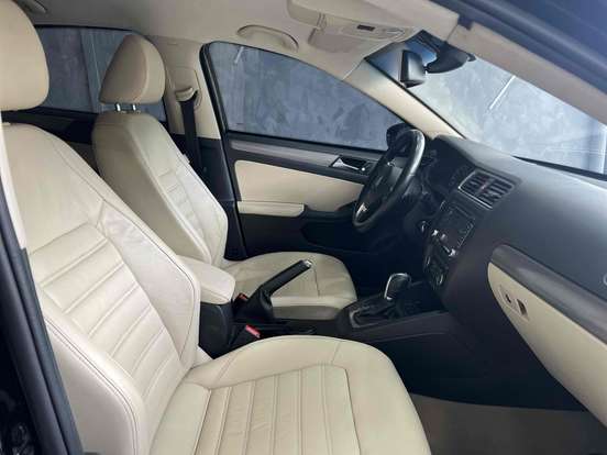 VOLKSWAGEN-JETTA-2012