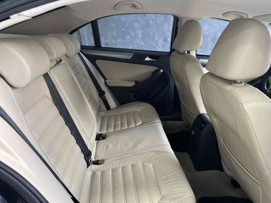 VOLKSWAGEN-JETTA-2012