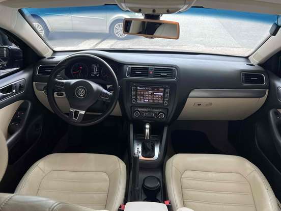 VOLKSWAGEN-JETTA-2012