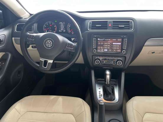 VOLKSWAGEN-JETTA-2012