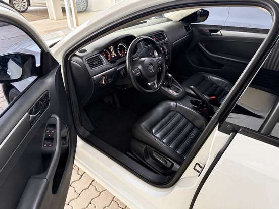 VOLKSWAGEN-JETTA-2013