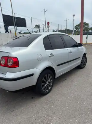 VOLKSWAGEN-POLO SEDAN-2009