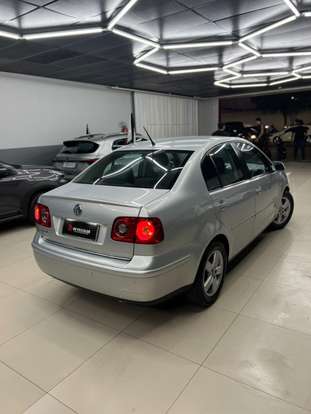 VOLKSWAGEN-POLO SEDAN-2010