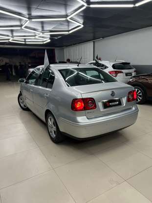 VOLKSWAGEN-POLO SEDAN-2010