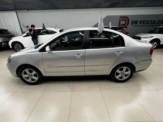 VOLKSWAGEN-POLO SEDAN-2010