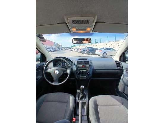 VOLKSWAGEN-POLO SEDAN-2010