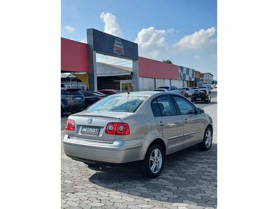 VOLKSWAGEN-POLO SEDAN-2010