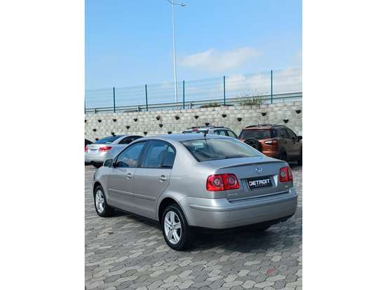 VOLKSWAGEN-POLO SEDAN-2010