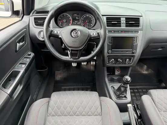 VOLKSWAGEN-SPACE CROSS-2015