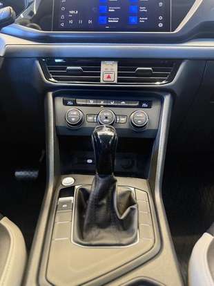 VOLKSWAGEN-TAOS-2022