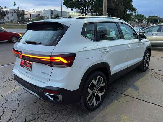 VOLKSWAGEN-TAOS-2026