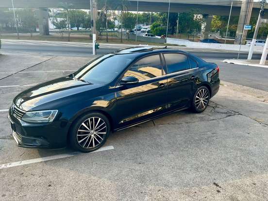 VOLKSWAGEN-JETTA-2012