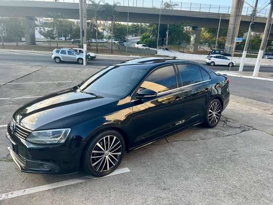 VOLKSWAGEN-JETTA-2012