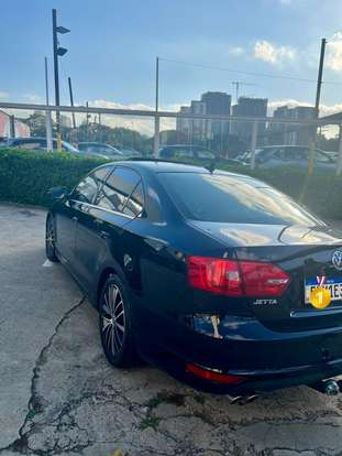 VOLKSWAGEN-JETTA-2012