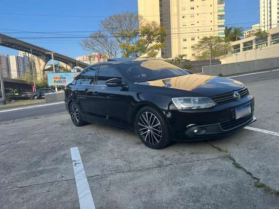 VOLKSWAGEN-JETTA-2012