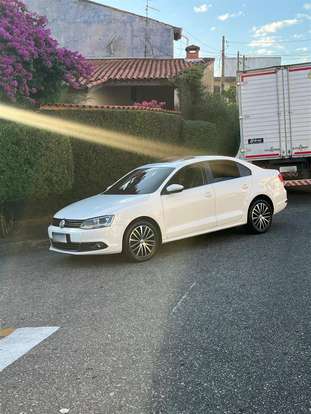 VOLKSWAGEN-JETTA-2012