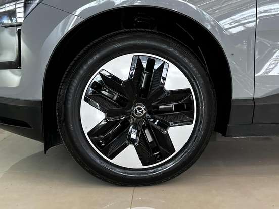 VOLVO-EX30-2024