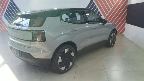 VOLVO-EX30-2025