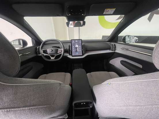 VOLVO-EX30-2024
