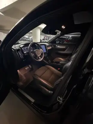 VOLVO-XC40-2021
