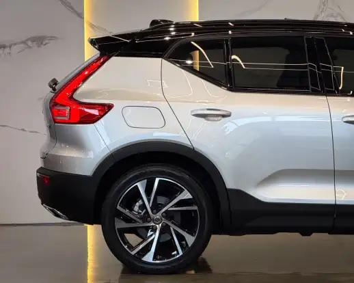 VOLVO-XC40-2019