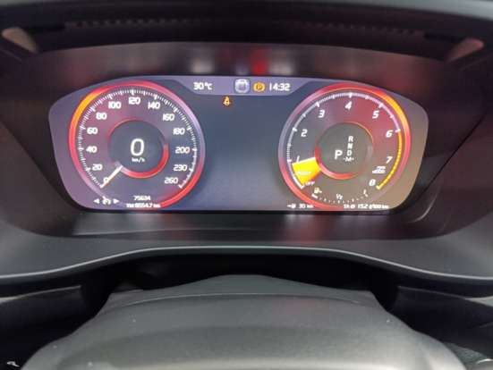VOLVO-XC40-2019