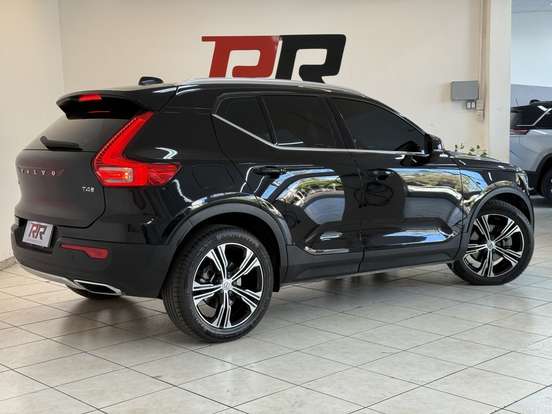 VOLVO-XC40-2020