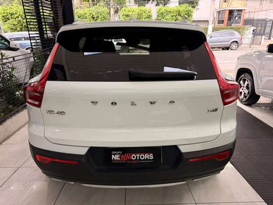 VOLVO-XC40-2020
