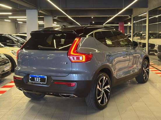 VOLVO-XC40-2019