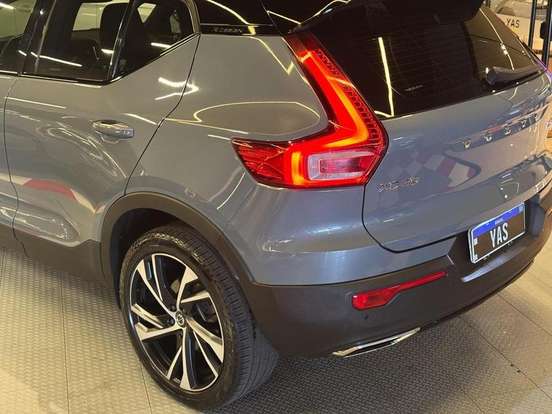 VOLVO-XC40-2019