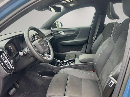 VOLVO-XC40-2022