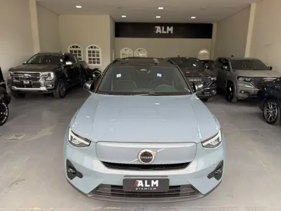 VOLVO-XC40-2023