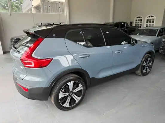 VOLVO-XC40-2023