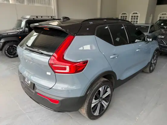 VOLVO-XC40-2023