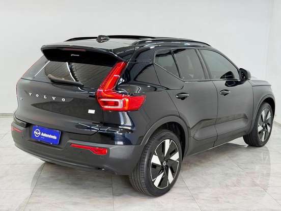 VOLVO-XC40-2023