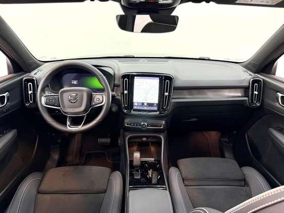 VOLVO-XC40-2023