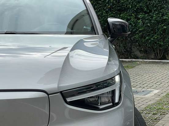VOLVO-XC40-2023