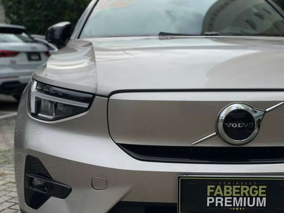 VOLVO-XC40-2023