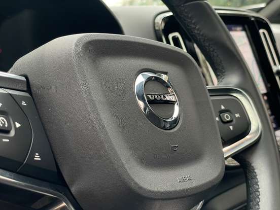 VOLVO-XC40-2023
