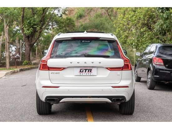 VOLVO-XC60-2021