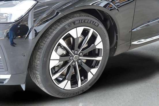 VOLVO-XC60-2025