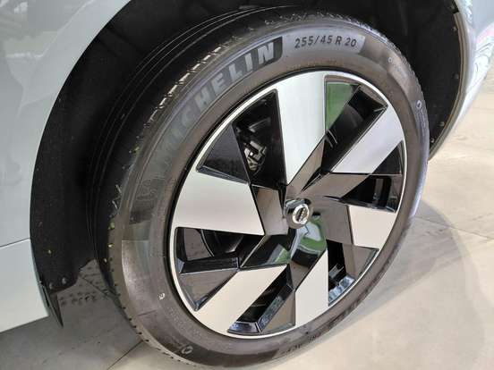 VOLVO-XC60-2023