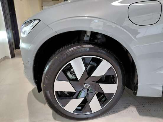 VOLVO-XC60-2023