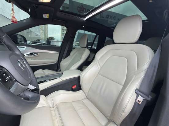 VOLVO-XC90-2022