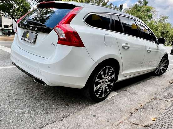 VOLVO-V60-2.0 T4 MOMENTUM GASOLINA 4P AUTOMÁTICO VOLVO-V60-2017