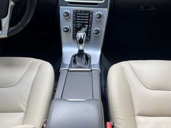 VOLVO-V60-2.0 T4 MOMENTUM GASOLINA 4P AUTOMÁTICO VOLVO-V60-2017