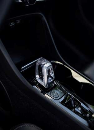 VOLVO-XC40-2021