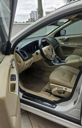 VOLVO-XC60-2017